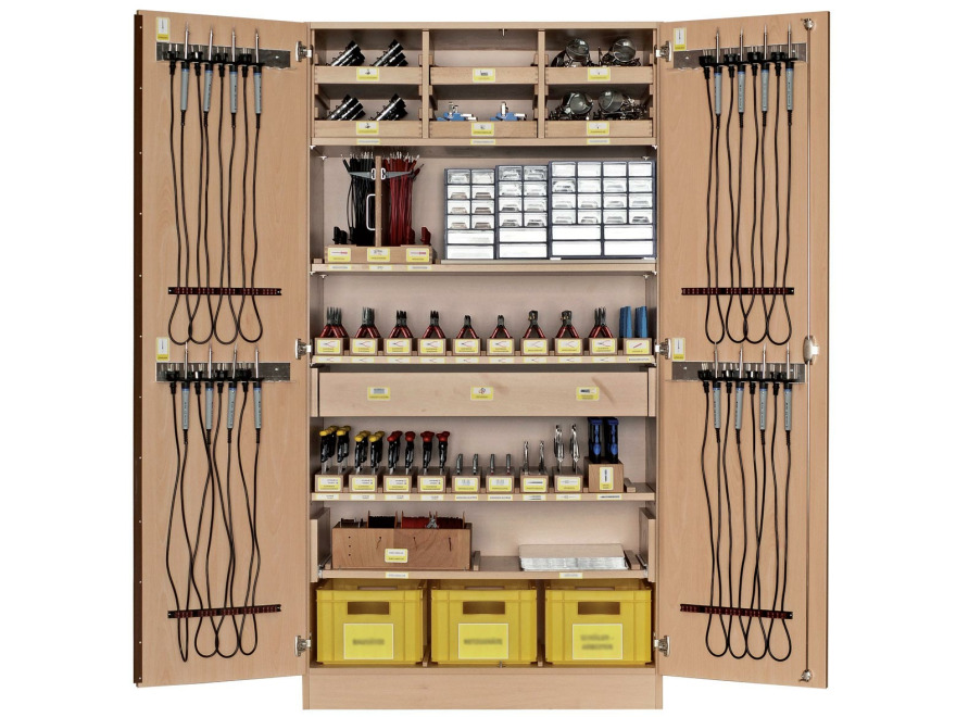 Školní dílenská skříň s vybavením pro práci s elektro součástkami určeno pro 16 žáků